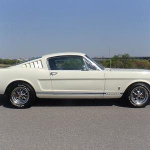 FORD MUSTANG FASTBACK GTのサムネイル